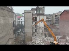 15-metrowy wysięgnik koparki Hyundai 150 służy do wyburzania budynków